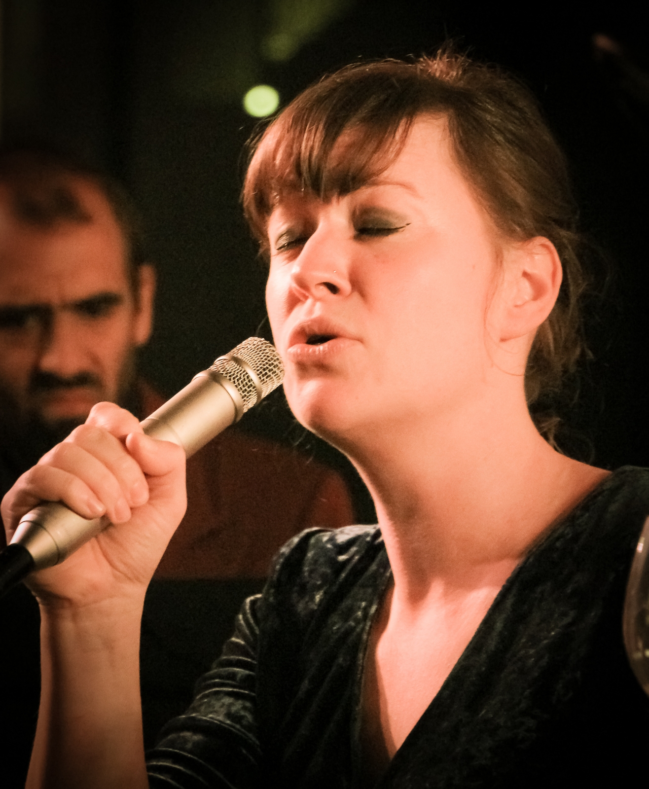 Maja Hilke singt bei einem Auftritt von Mauve.