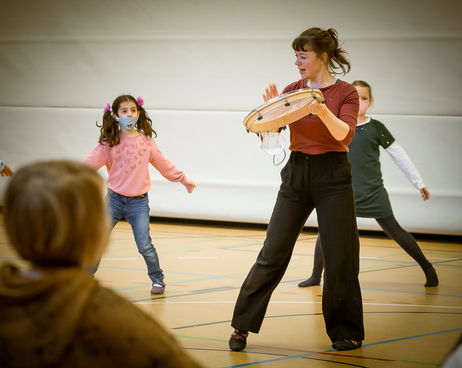 Maja Hilke bei einem Projekt zur Musik und Bewegungserziehung für Kinder.